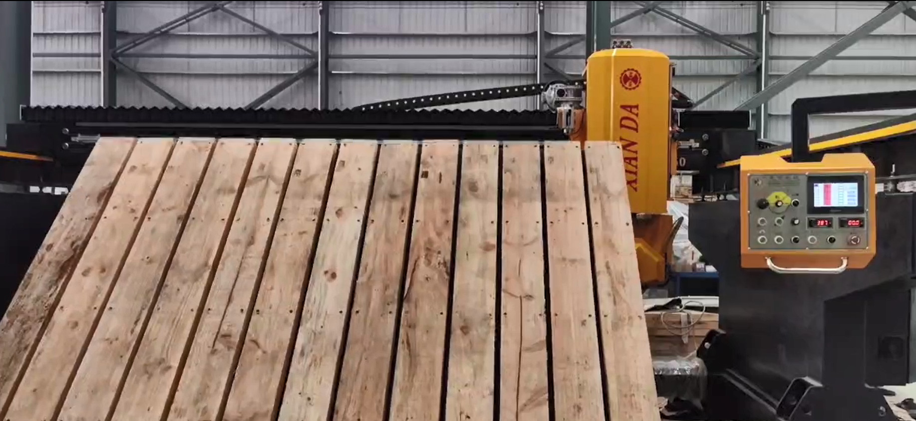 PLC Integrated Bridge Cutting Machine With 0-85° Tilting Angles For Slabs