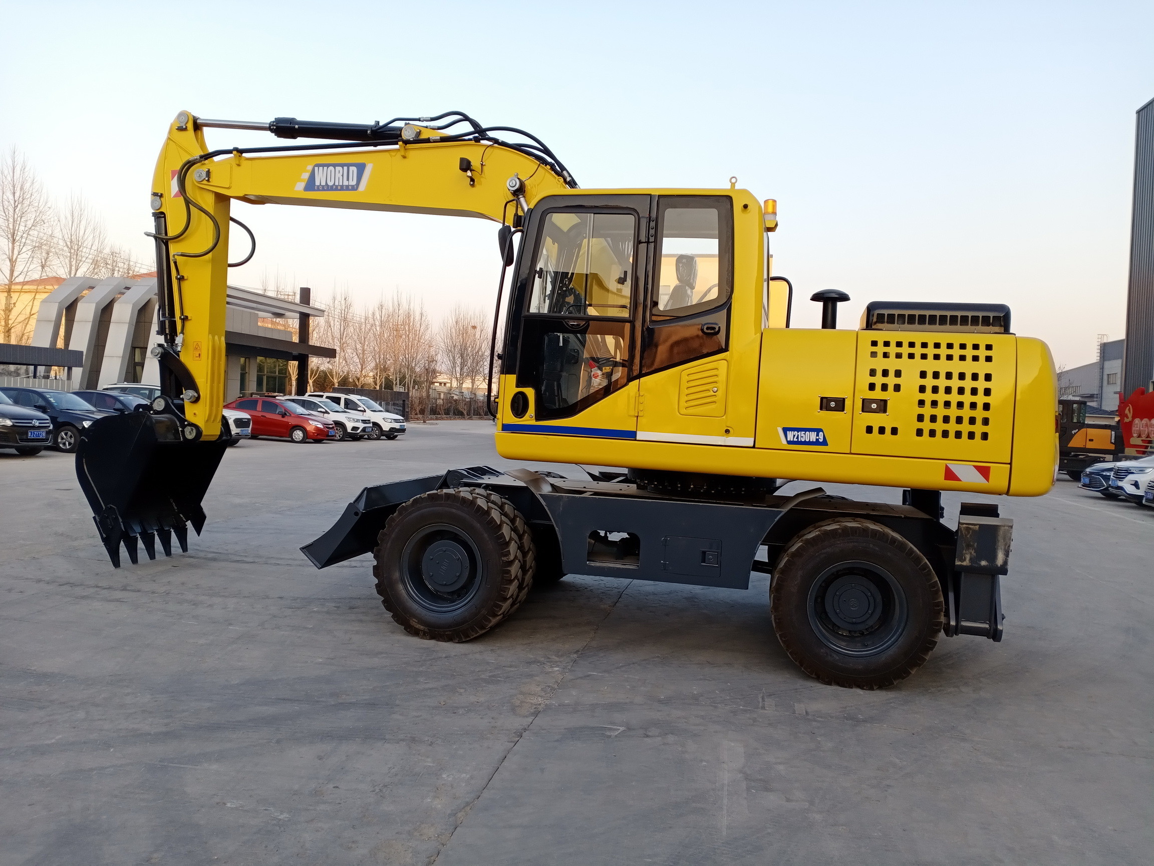 92 KW Engine Wheeled Mini Excavator Max. Digging Radius 8000MM 9.00-20/8 Tires