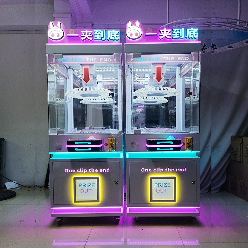 Customized US PLUG Design Attractive Clamp Vending Game Machine for Winning Prizes