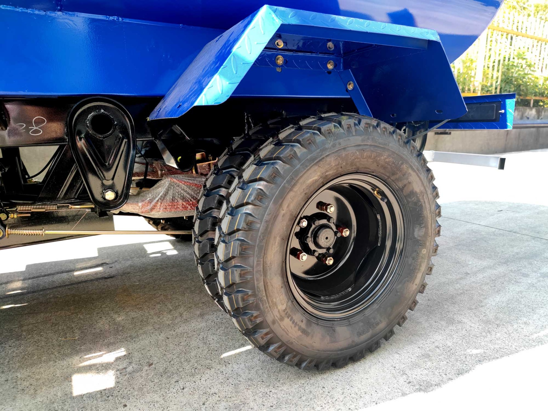 Large Capacity 300cc Engine Five Wheels Tricycle For Cargo Transportation