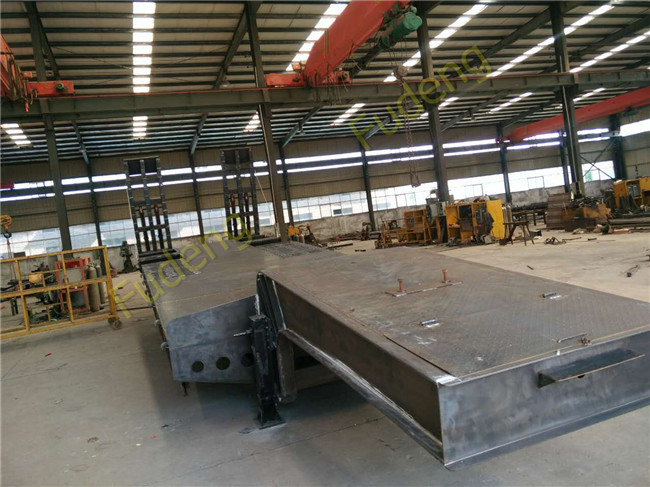 4 Axles Lowboy Equipment Trailers High Strength Steel Material 40T To 100T Payload