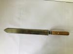 Stainless Steel Double Serrated Uncapping Knife with Wooden Handle for Honey