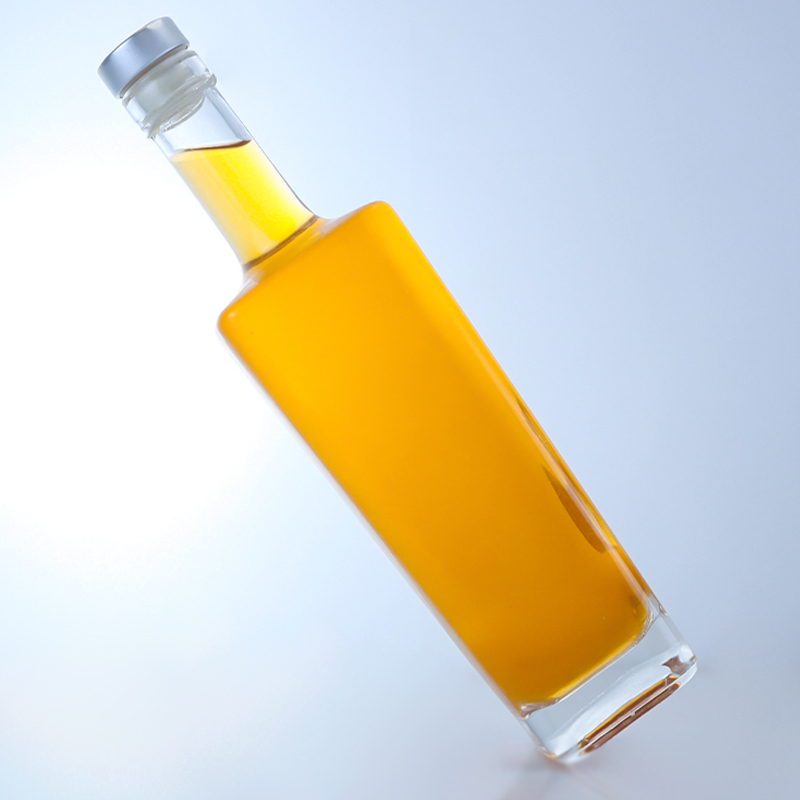 750ml Custom Shape Glass Spirits Bottle for Brandy Vodka Whisky Cork Top in Square Shape