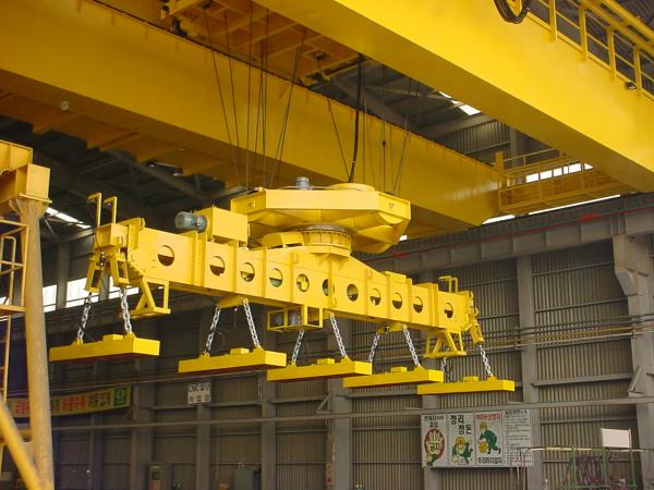 Buy cheap High Level Slewing Overhead Crane Telescopicel Ectromagnetic With Carrier Beam from wholesalers