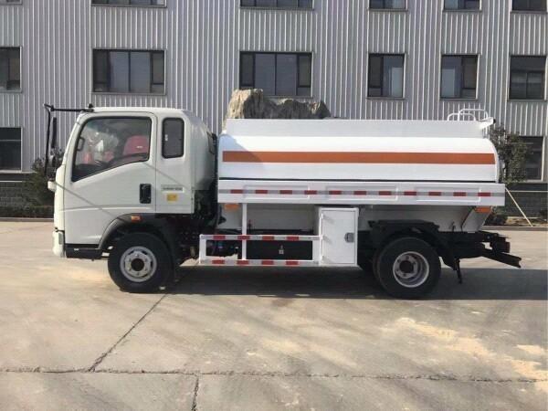 Buy cheap Howo 3cbm 5cbm Small Fuel Tanker Truck Petrol Tanker Lorry from wholesalers