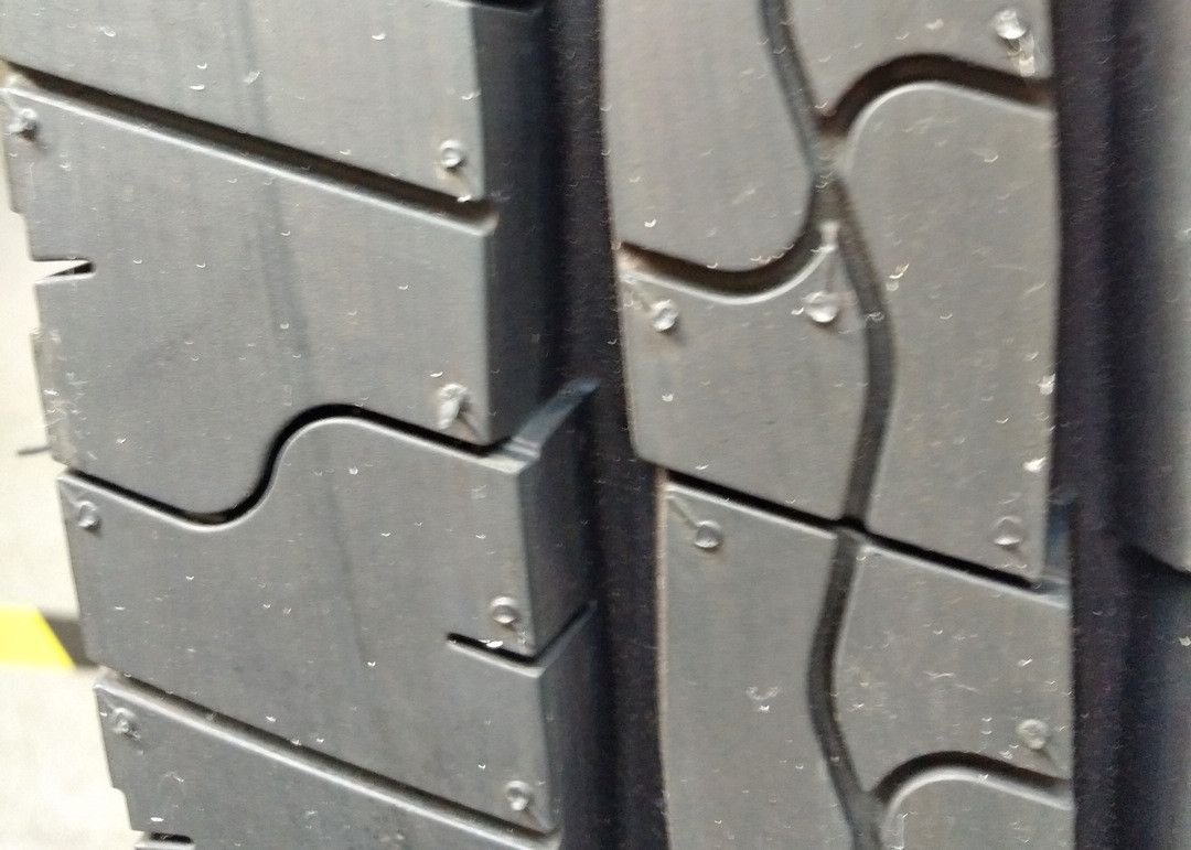 Urban Buses / Travel Coach Tires 10R22.5 Closed Outboard Shoulder Design