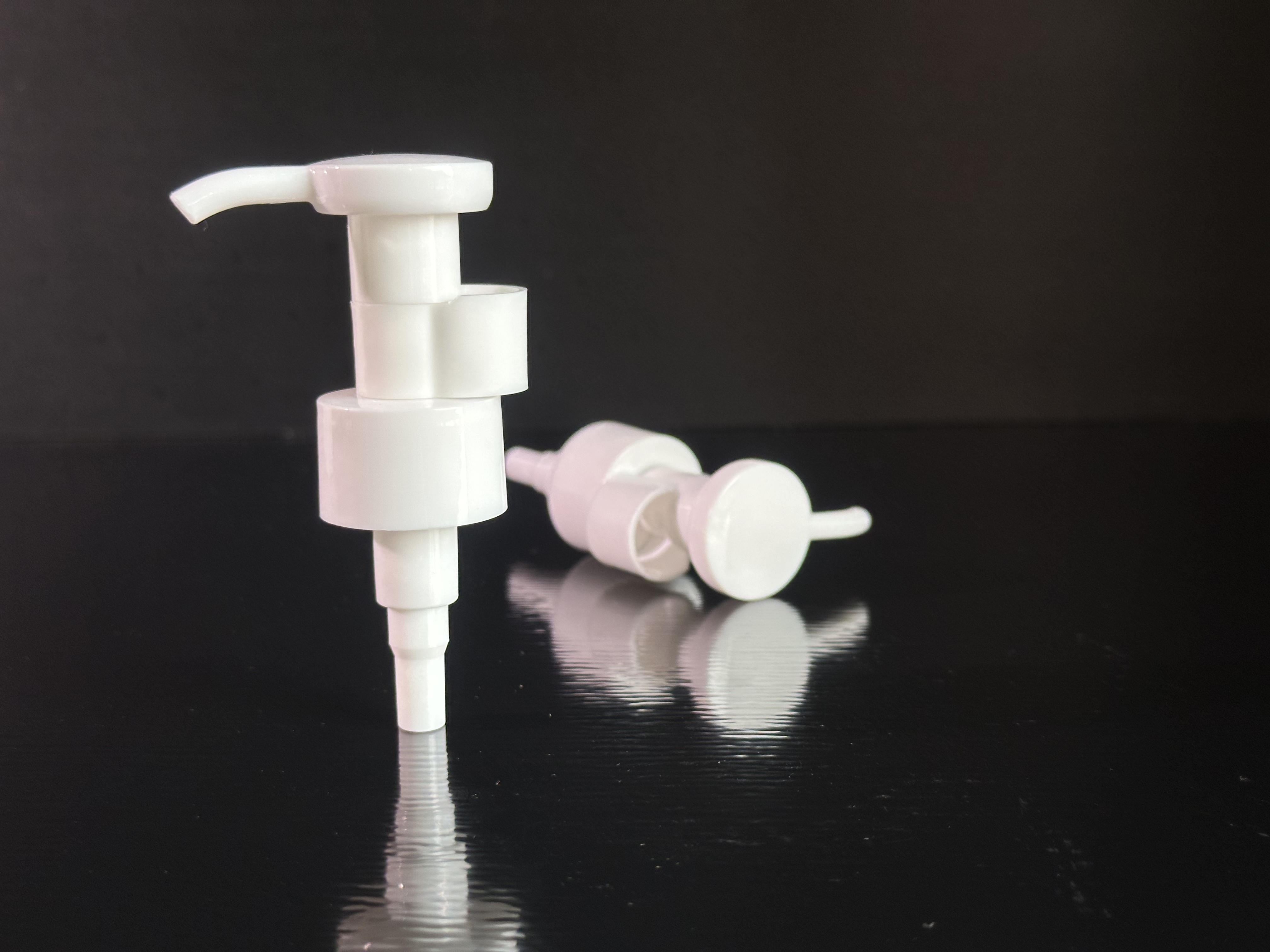 Customized Plastic Bottle Pump for Cosmetics Bottles with 24/410 28/410 Neck Size and Carton Packing
