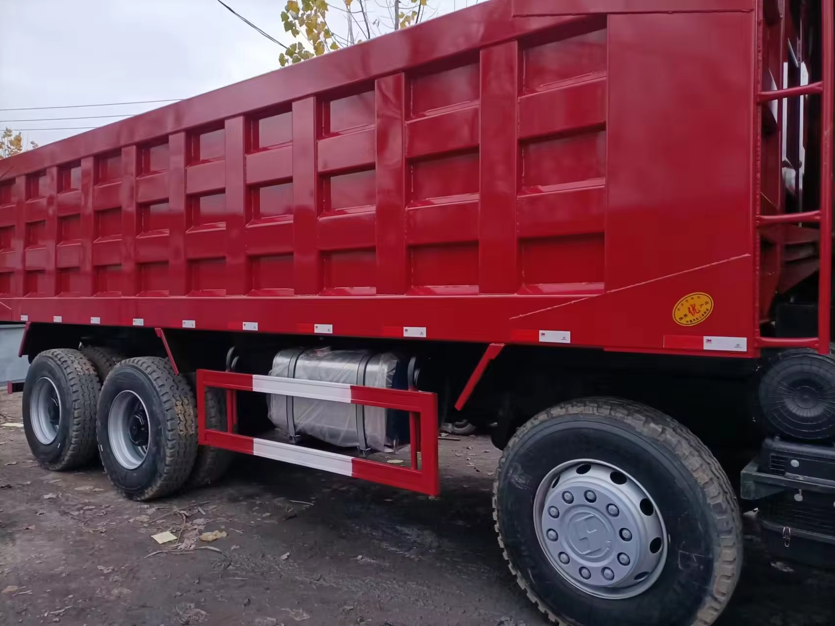 12 Wheels Shacman F3000 8x4 Tipper Truck with Multimedia System and Engine Capacity 8L
