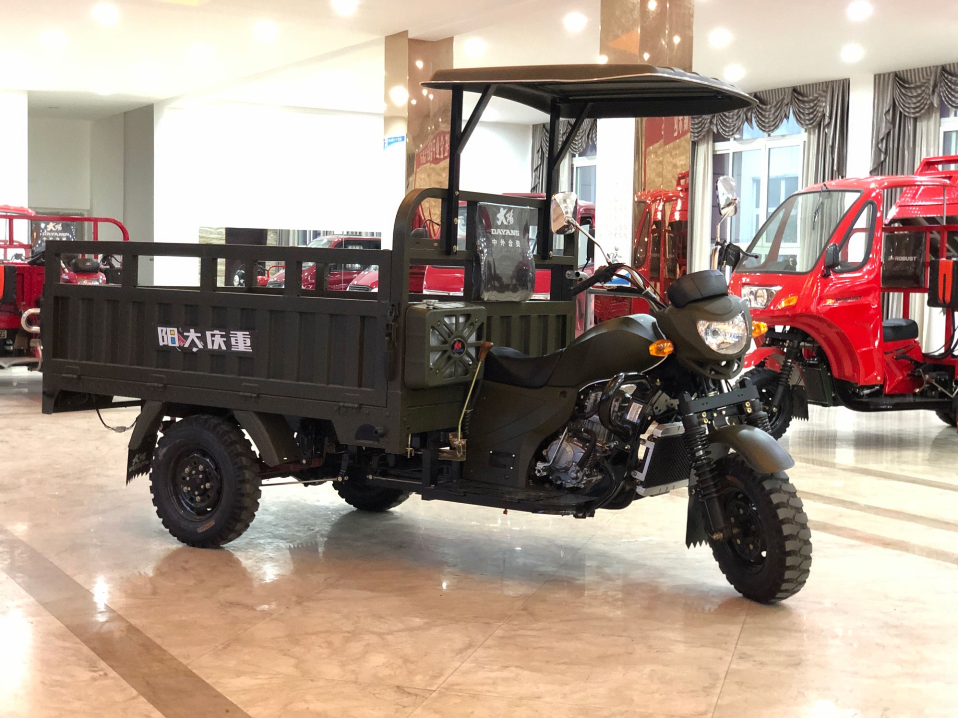 Semi-floating Rear Axle 200cc 250cc 300cc Heavy Loading Truck Tricycle with Semi Cabin