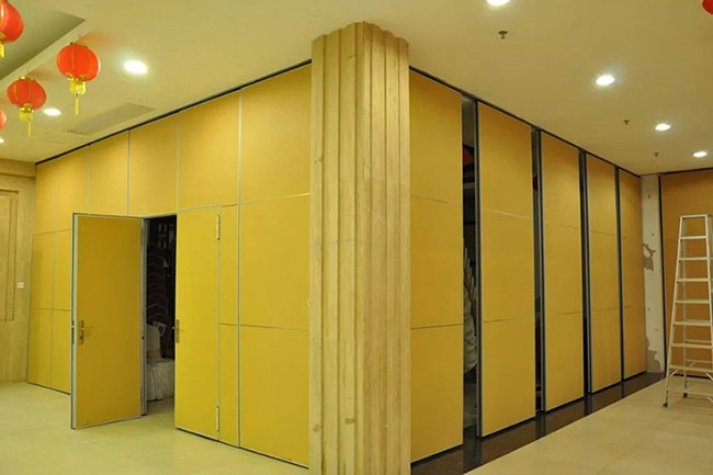 2.8m High Hotel Folable Partition Wall Mobile Divider With POM Hanging Wheels