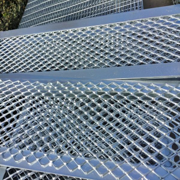 Buy cheap Aluminum Decorative Perforated Grating 1000mmx3000mm Size 40mm Bright Silver For Walkway from wholesalers