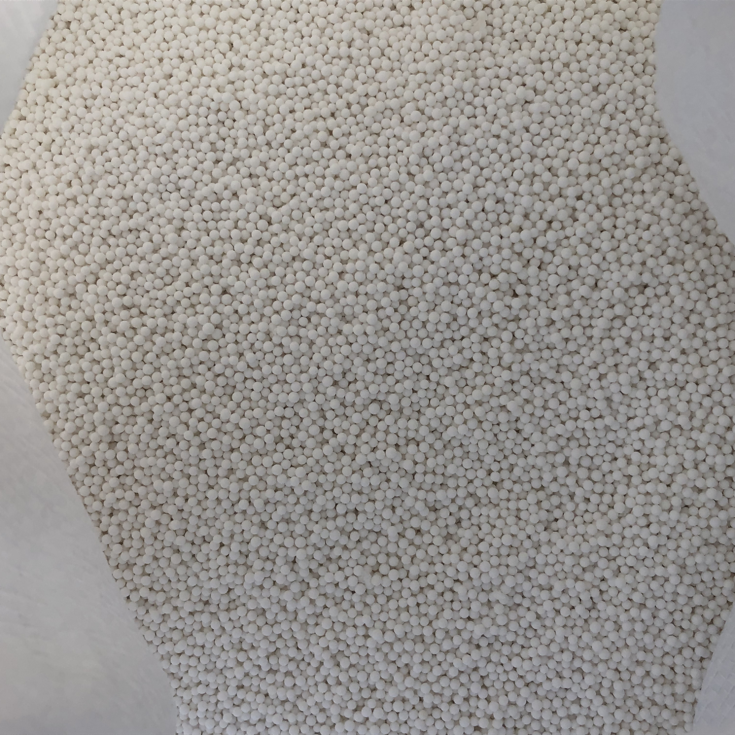 Stable Alumina Ceramic Beads Tasteless Grinding Ball White For Mining Minerals