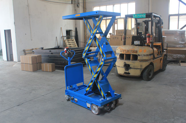 Mini Self Propelled Electric Scissor Lift Aerial Work Platform 2460lbs Maximum Height 70"
