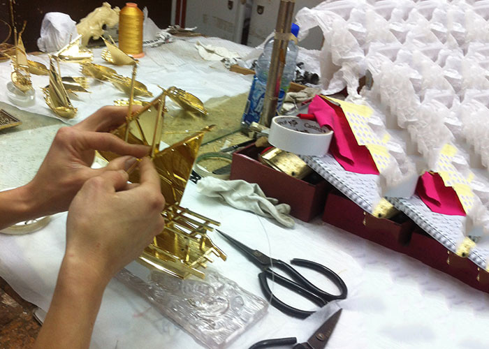 Metal Alloy Arab Cultural Souvenirs / Arabian Fishing Boat Model With Crystal Base