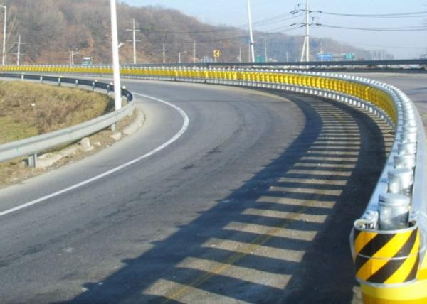 Buy cheap Energy Absorption Road Roller Barrier , Rotating Roller Safety Barrier from wholesalers