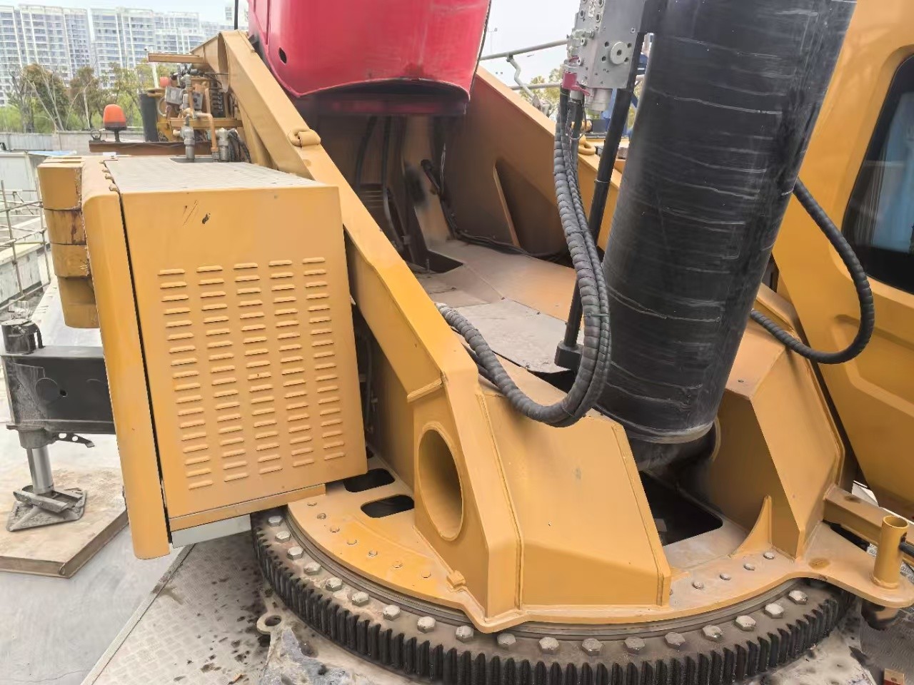 Yellow and Red 160 Tons Mobile Truck Crane Max Working Height 85.5 Meters Jib Length 18m