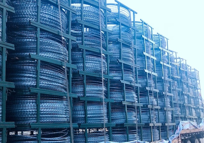Hot Dipped Galvanized Bto-28 Razor Barbed Wire Cross Style Concertina Fence Mesh