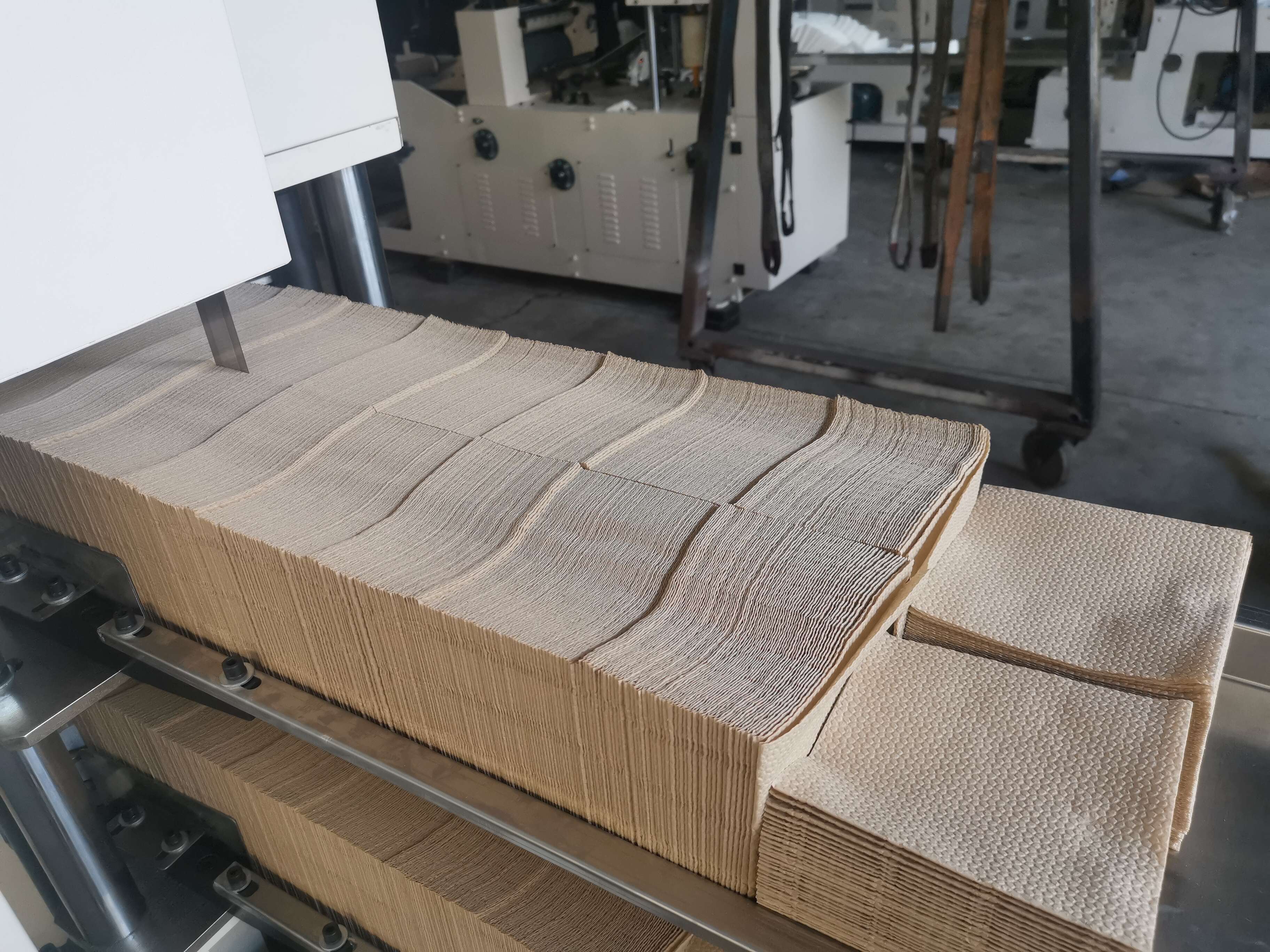 200m/Min Square Table Napkin Tissue Paper Making Machine 1/4 Fold