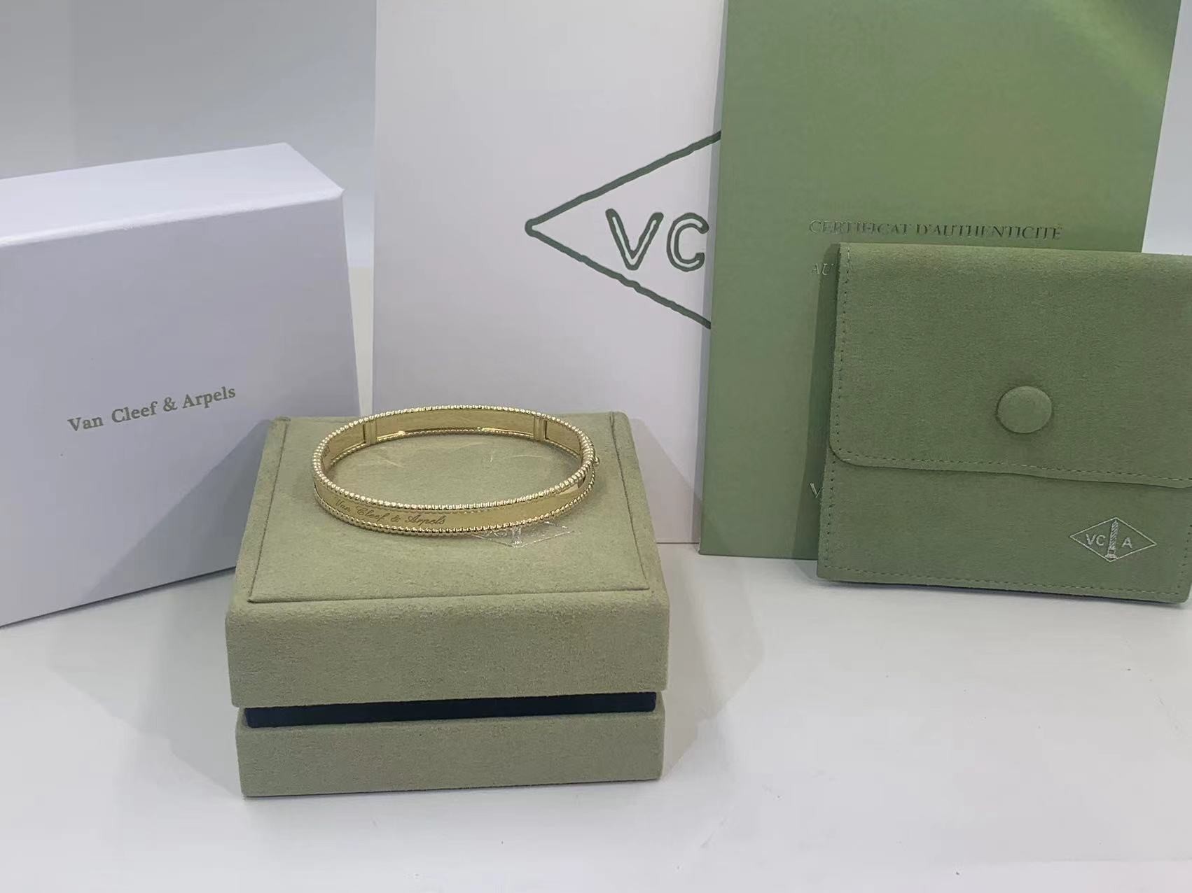 Van Cleef & Arpels PerléE Signature Bracelet Medium Model 18K yellow gold