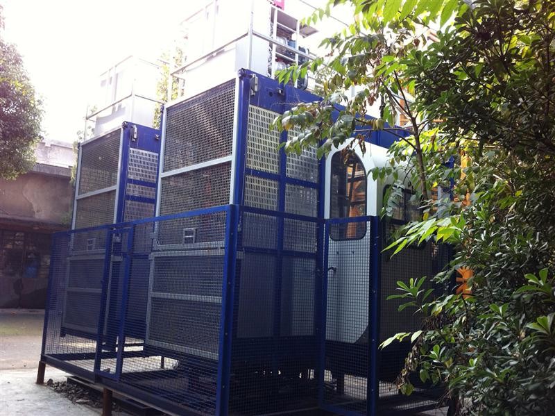 Galvanized Painted Surface 2000kgs Twin Hoist Building Site Lift With Cab