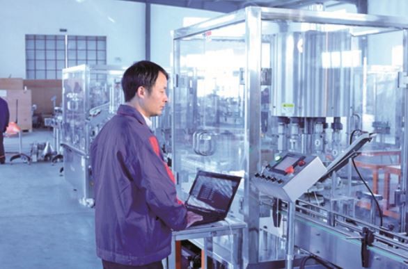 4 Heads 5000ml 0.6Mpa Liquid Filling And Sealing Machine