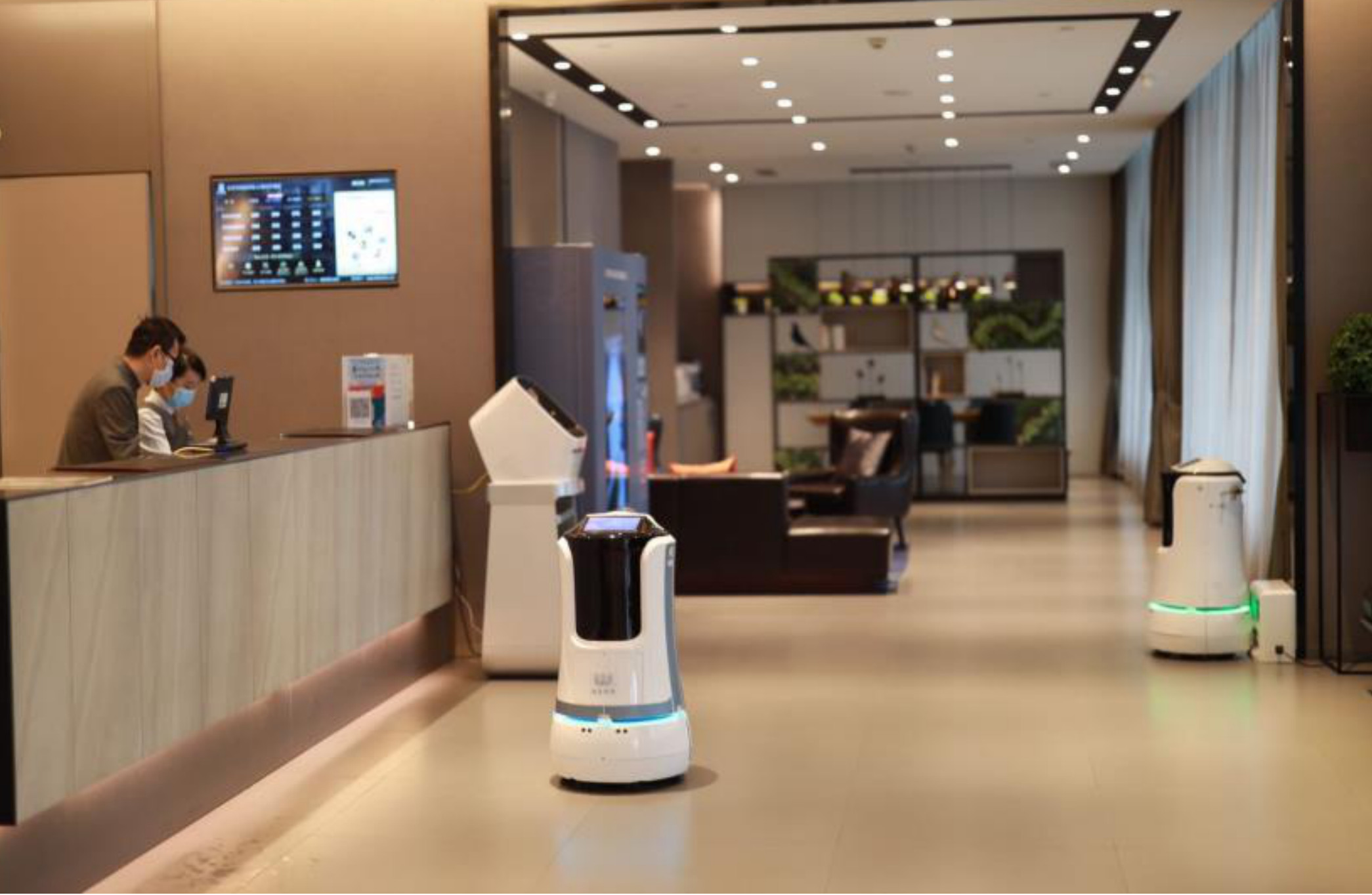 10.5in Screen Hotel Delivery Robot Bottled Drinks 65dB
