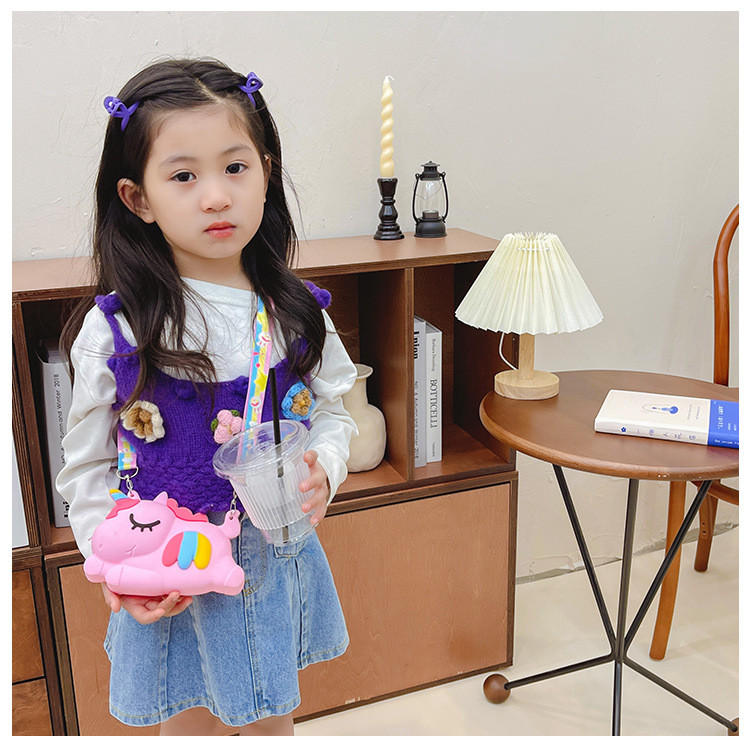Birthday Gift Bag Toy Students Kids Present Kawaii Crossbody Bag Cute Shoulder Bag Cartoon Animal Silicone Makeup Bag