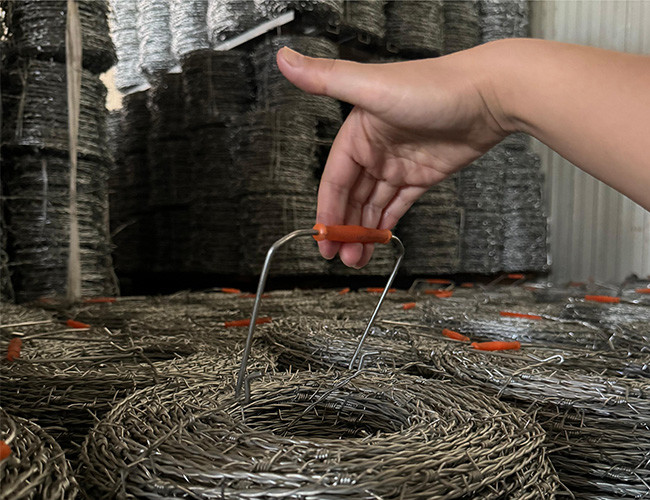hot dip Galvanized Steel Double Twisted Farm Barbed Wire Rolls