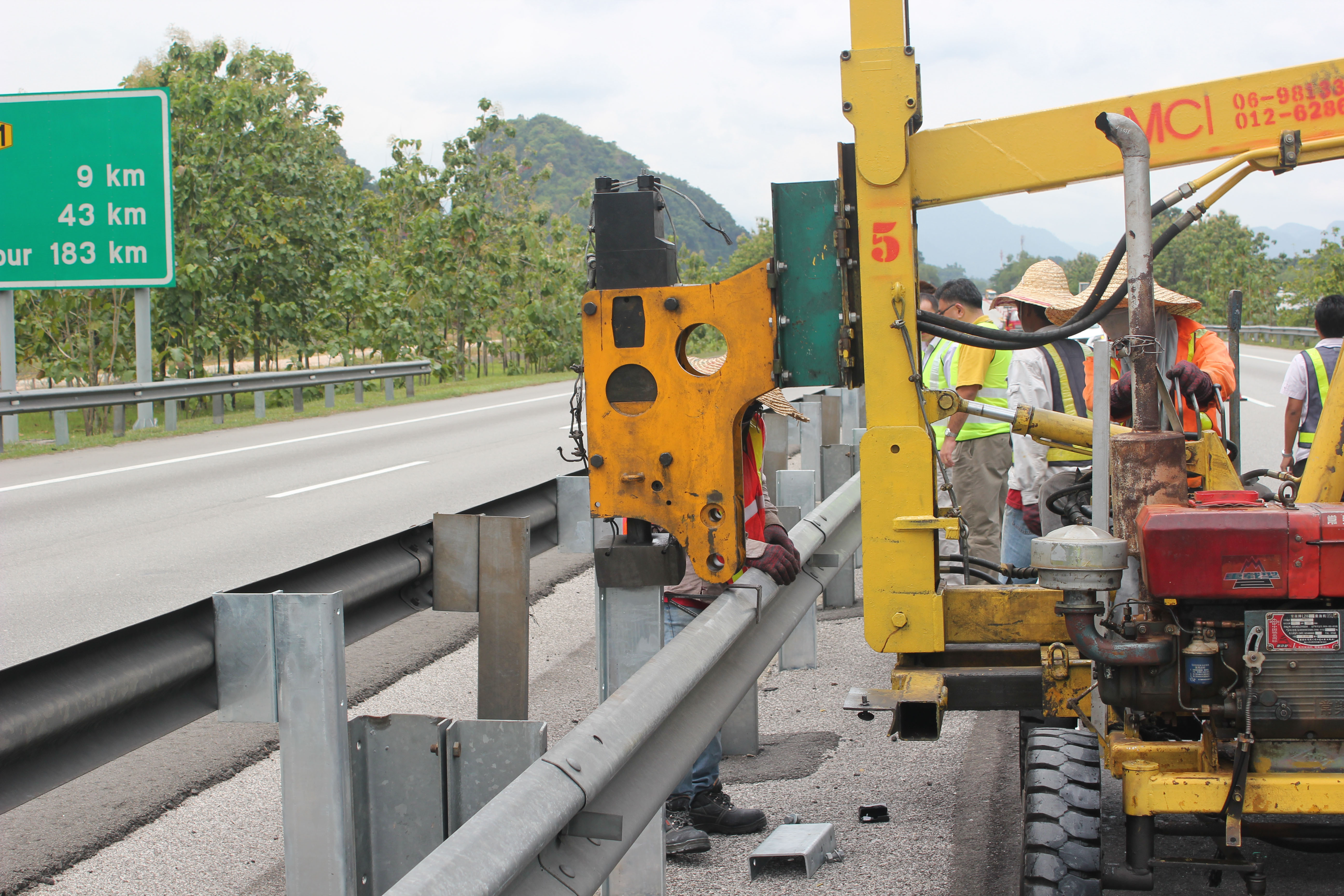 Q235 Q345 Galvanized Steel Three Bend Guardrail for Outdoor Security Durable Material