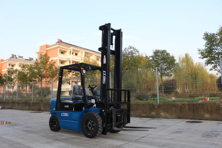 2 ton small forklift , diesel forklift truck with 3-stage mast
