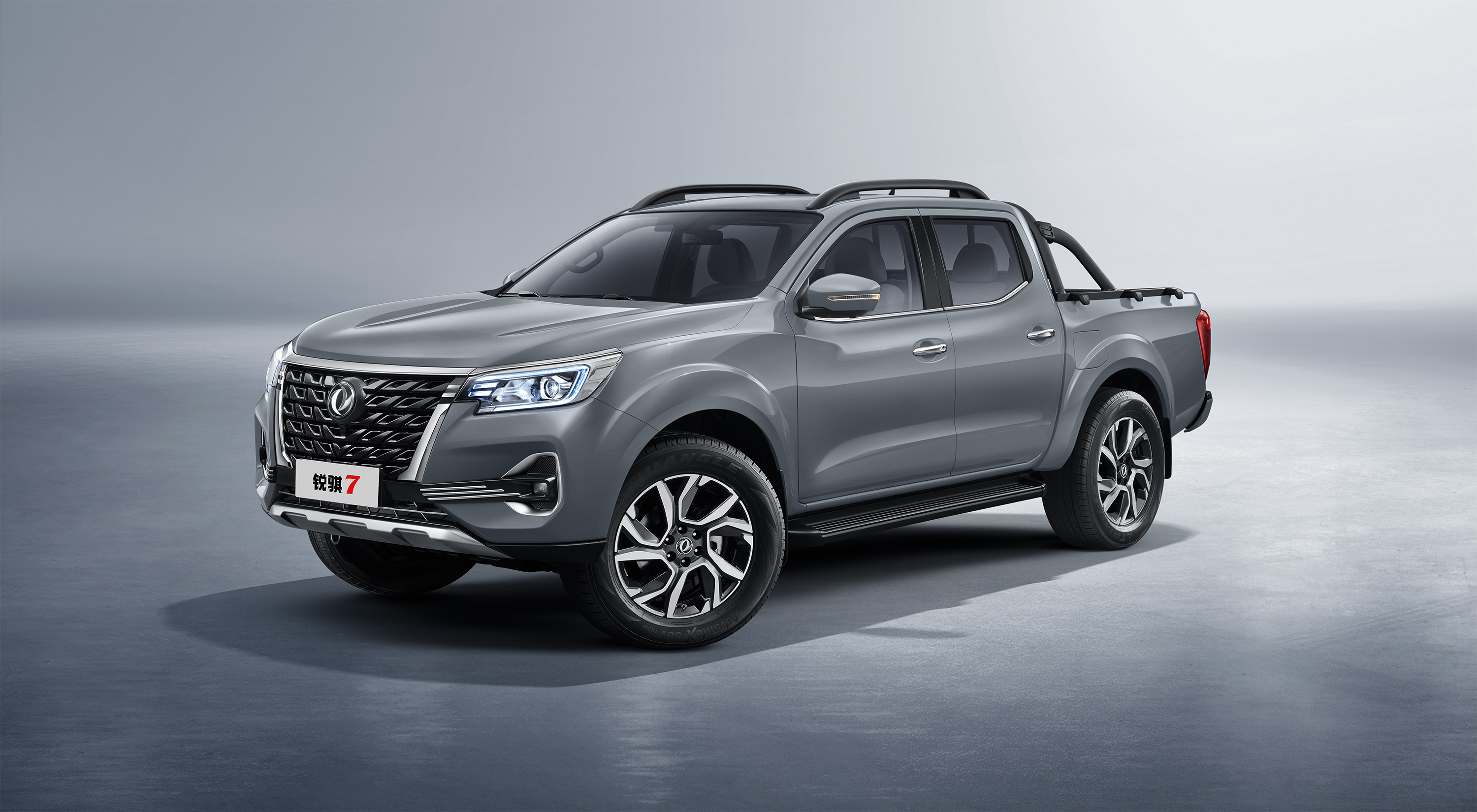 Rich7 4*4 Diesel Automatic 8AT Pickup Car With Minimum Grand Clearance 20°-25°