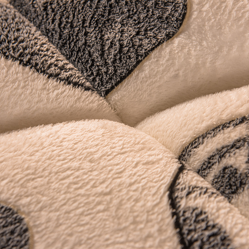 Customized Logo Bedspread Quilt Velvet Embroidery Warm Thick Quilt Winter Quilt Plush Ready