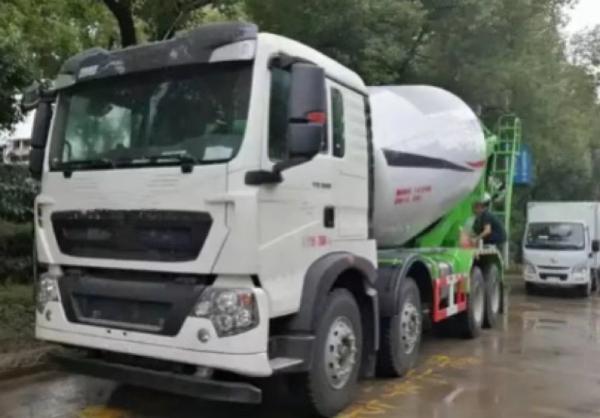 Buy cheap Concrete Construction Mixer Truck Lorry 8X4 from wholesalers