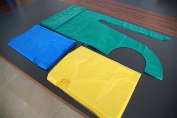 Buy cheap Blue Red Yellow Gree PE Apron Flat Packed , Disposable Medical Aprons Waterproof from wholesalers