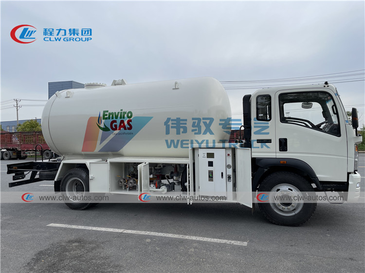 Right Hand Drive Sinotruk HOWO 336HP 10T 12T LPG Bobtail Trucks