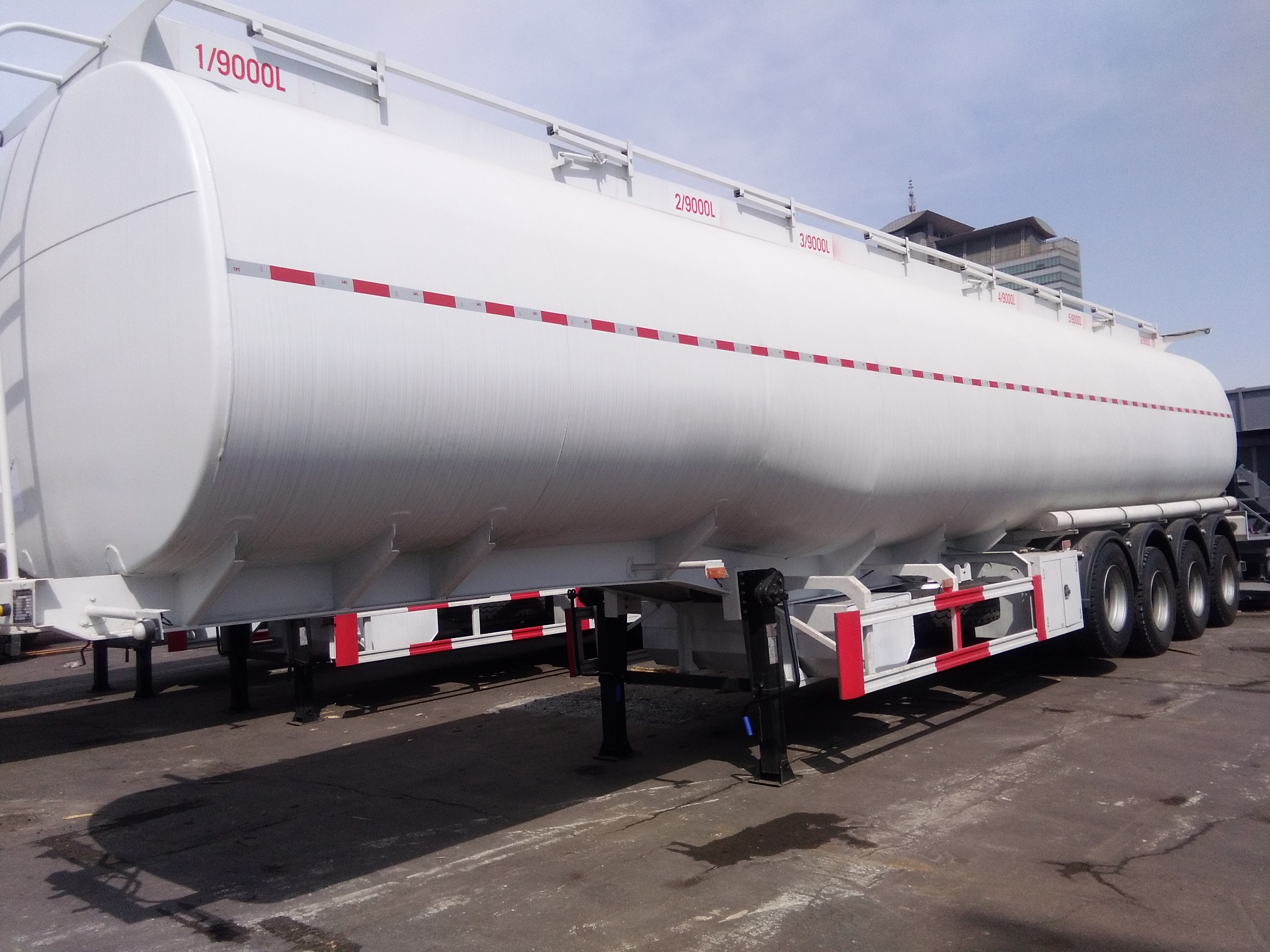 Fuel Tanker Trailer Truck with Aluminum Alloy Fuel Tanks Semi Trailer and Capacity
