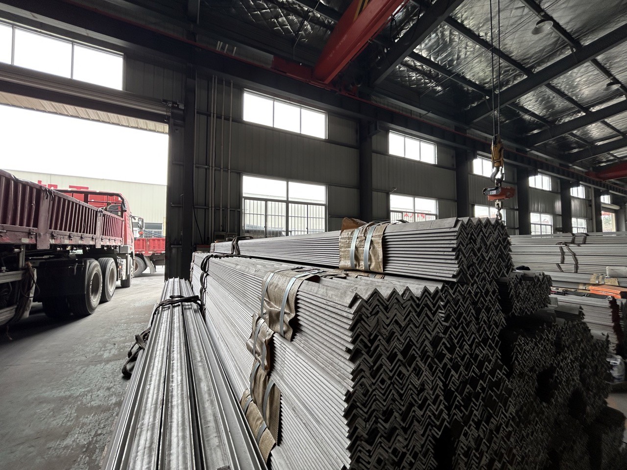 AiSi Forged Metal Stainless Steel Equal Angle Architectural For Bridges Power