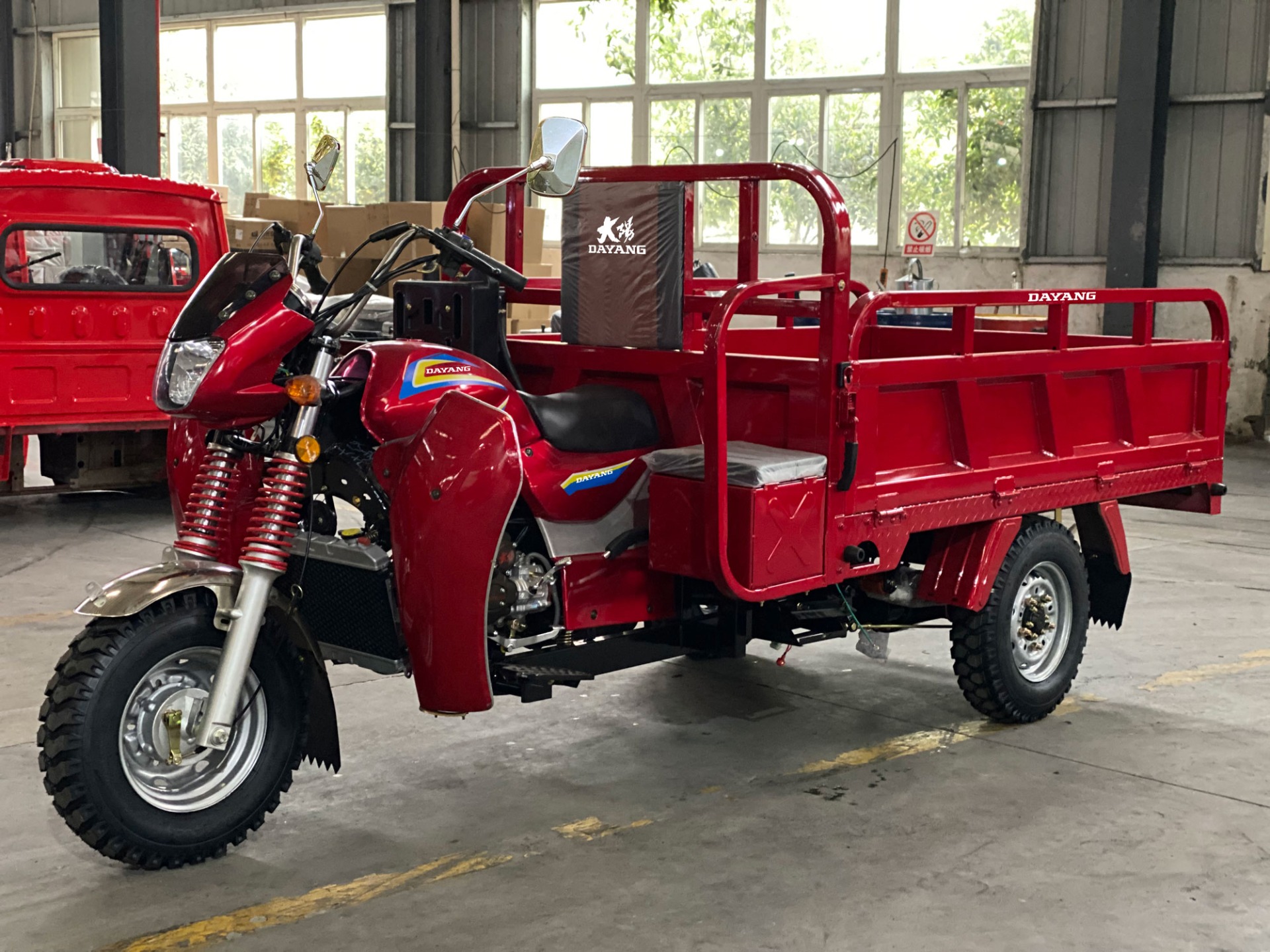 300cc Water Cooled Cargo Tricycle with 2.2*1.4m Cargo Box Size and Power Battery Engine