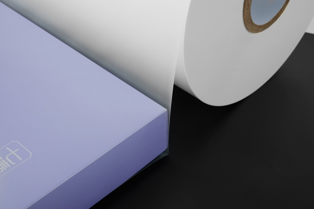 Fingerprint-resistant silk-like textured OPP laminate matte film used for the exterior of the box.