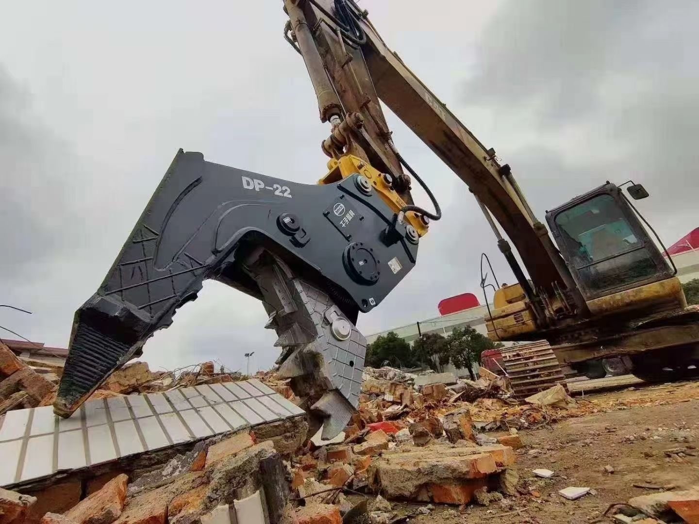 Excavator Hydraulic Concrete Pulverizer To Demolish Concrete Floors