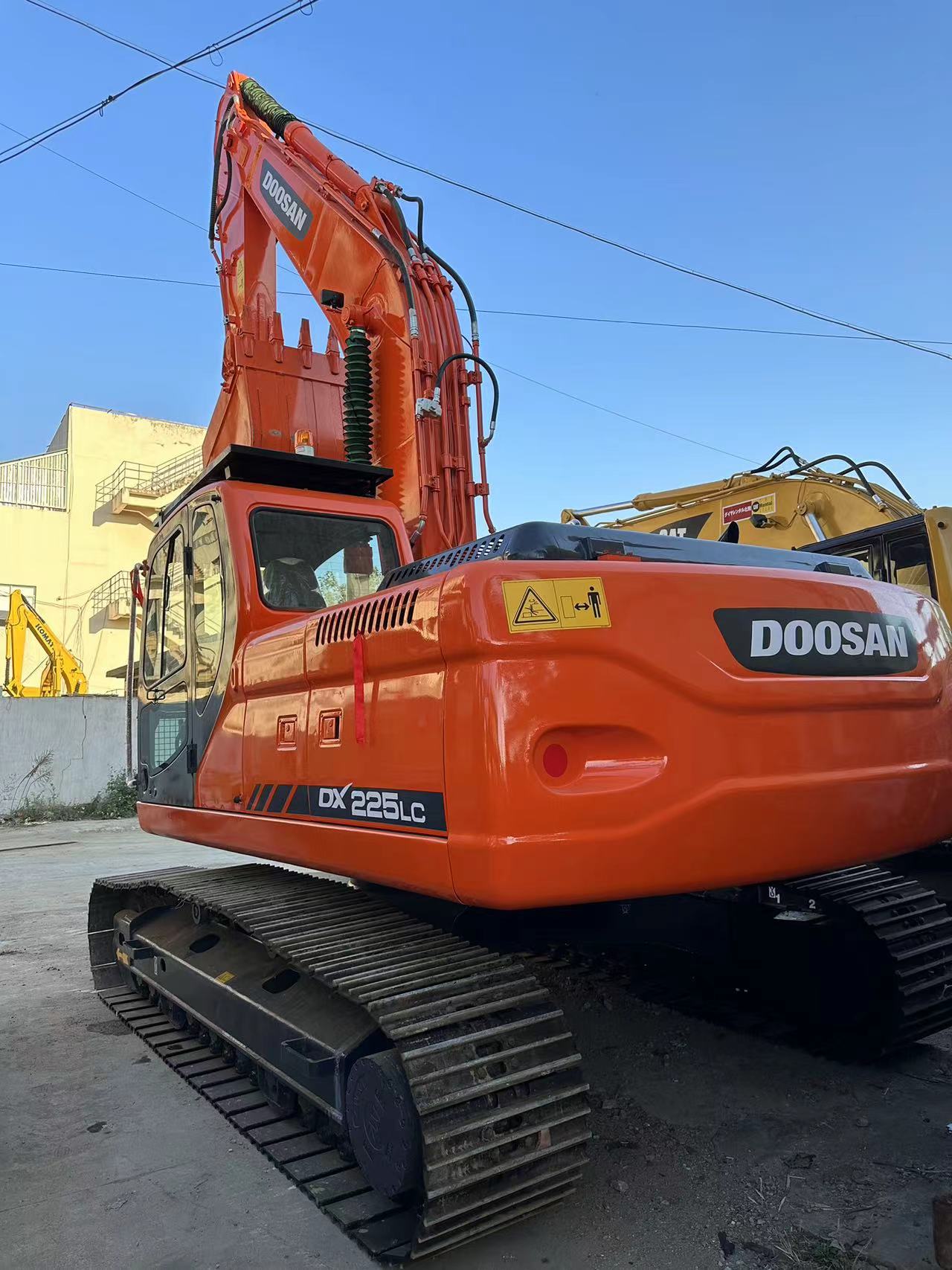 Doosan DX225 Excavator Construction Equipment from Korea with Transport Width 2.80 m