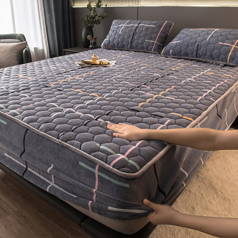 Hot Luxury Bedding Set 3 pcs Milk Velvet Bed Spread Coverlet with Customized Color