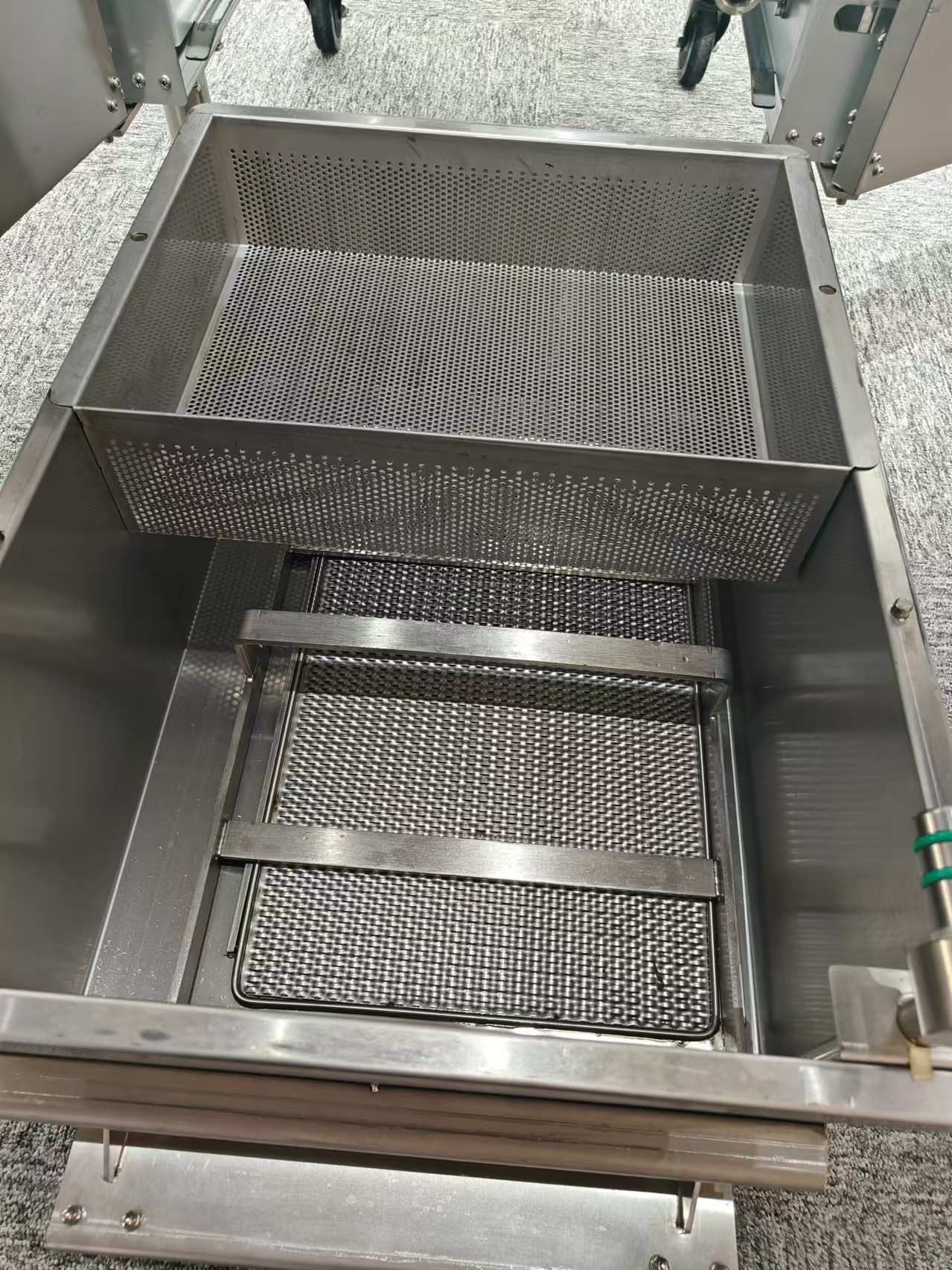 Electric Two Pots 3 Baskets Touchscreen Panel With Oil Filter System Fryer