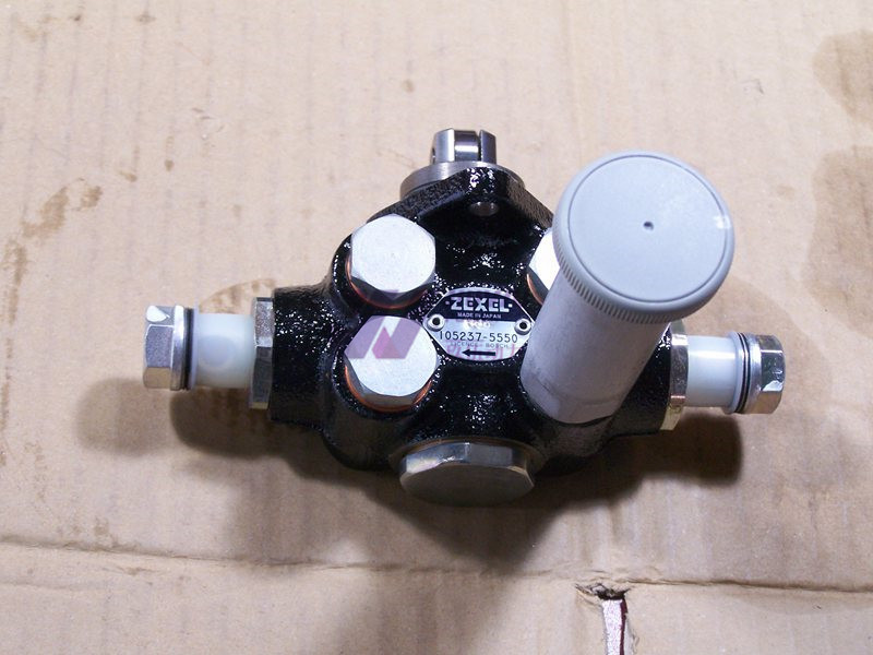 ISUZU engine parts 6SD1T SH450-3 Sumitomo excavator engine fuel supply pump 1-15750194-0