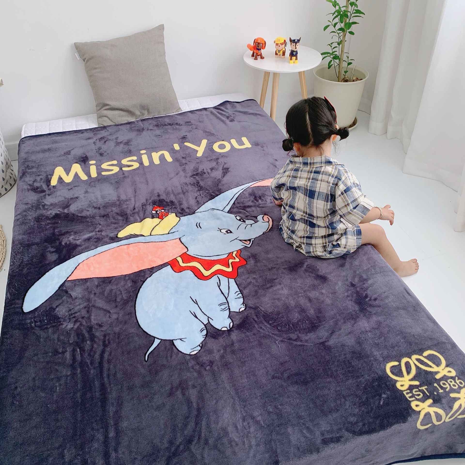 Cartoon Printed Flannel Blanket , 1000gram Thick Throw Blankets for Spring Autumn