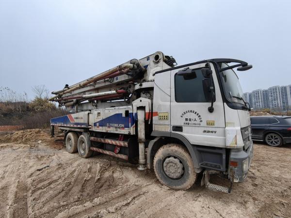 Used Zoomlion 47m 2015 Concrete Boom Pump Heavy Equipment with Cylinder Type