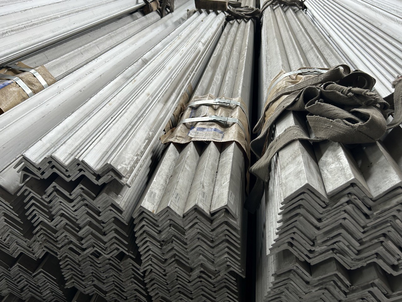 AiSi Forged Metal Stainless Steel Equal Angle Architectural For Bridges Power