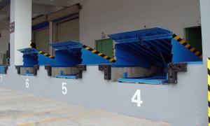 China 8 Ton Fixed Loading / Unloading Hydraulic Dock Leveler with High Strength Manganese Steel on sale