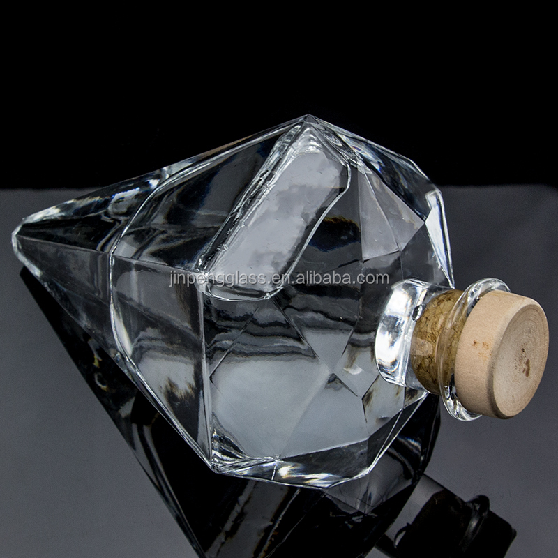 Glass Whiskey Bottle 700ml with Unique Diamond Shape and Customized Logo