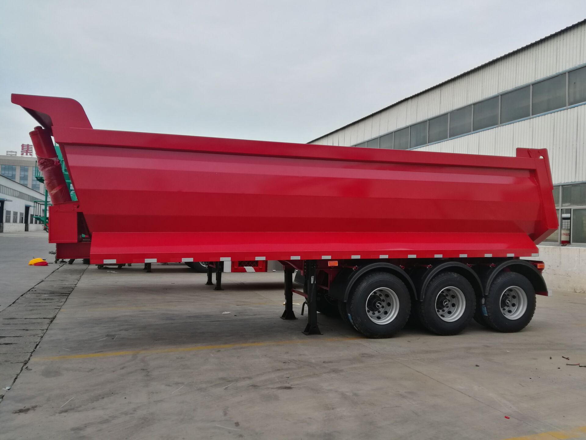 U Shape Rear Tipper Trailer to Kenya with 11.00r20/12r22.5 Tire Size and Fuwa Axle